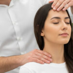 Dlaczego rano czujesz się „połamany”? Poranna sztywność i jej przyczyny